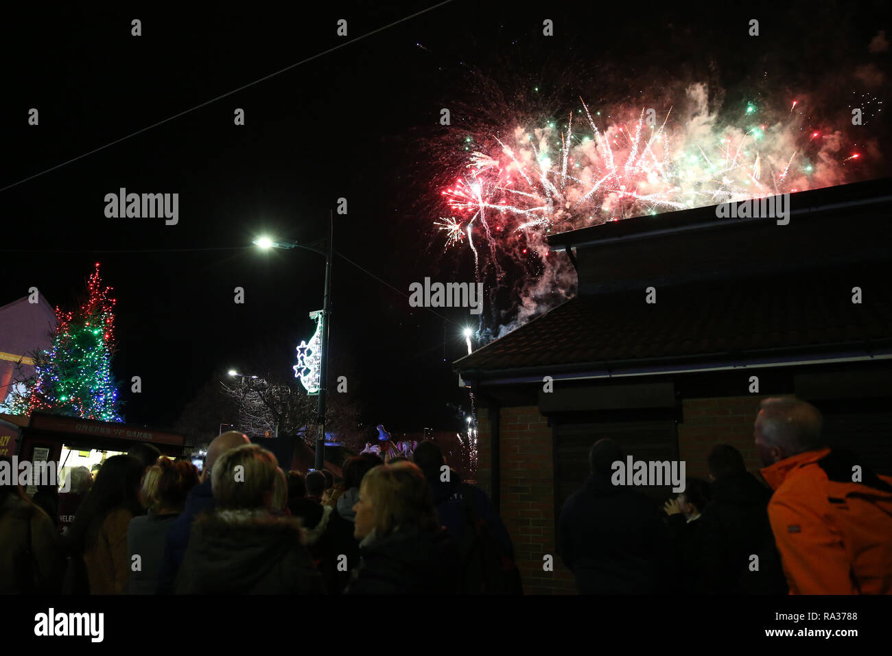 Mountain Ash, Wales, UK 31st December 2018. the crowd watch a fireworks display ahead of the event. Nos Galan 2018 road races, Mountain Ash in South Wales on Monday 31st December 2018. this is the 60th anniversary race of the event Credit: Andrew Orchard/Alamy Live News Stock Photo