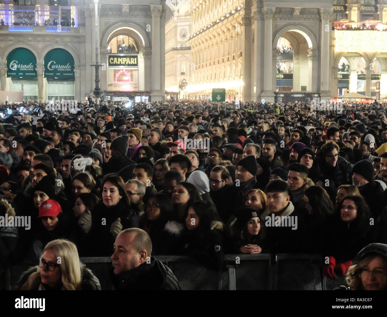 Foto Lapresse Matteo Corner 31 12 2018 Milano Italia Cronacamilano Il Concerto Di Capodanno In Piazza Sarà il centro dei festeggiamenti del capodanno 2020 in città con il alle 22.00 arriveranno i big della festa. alamy