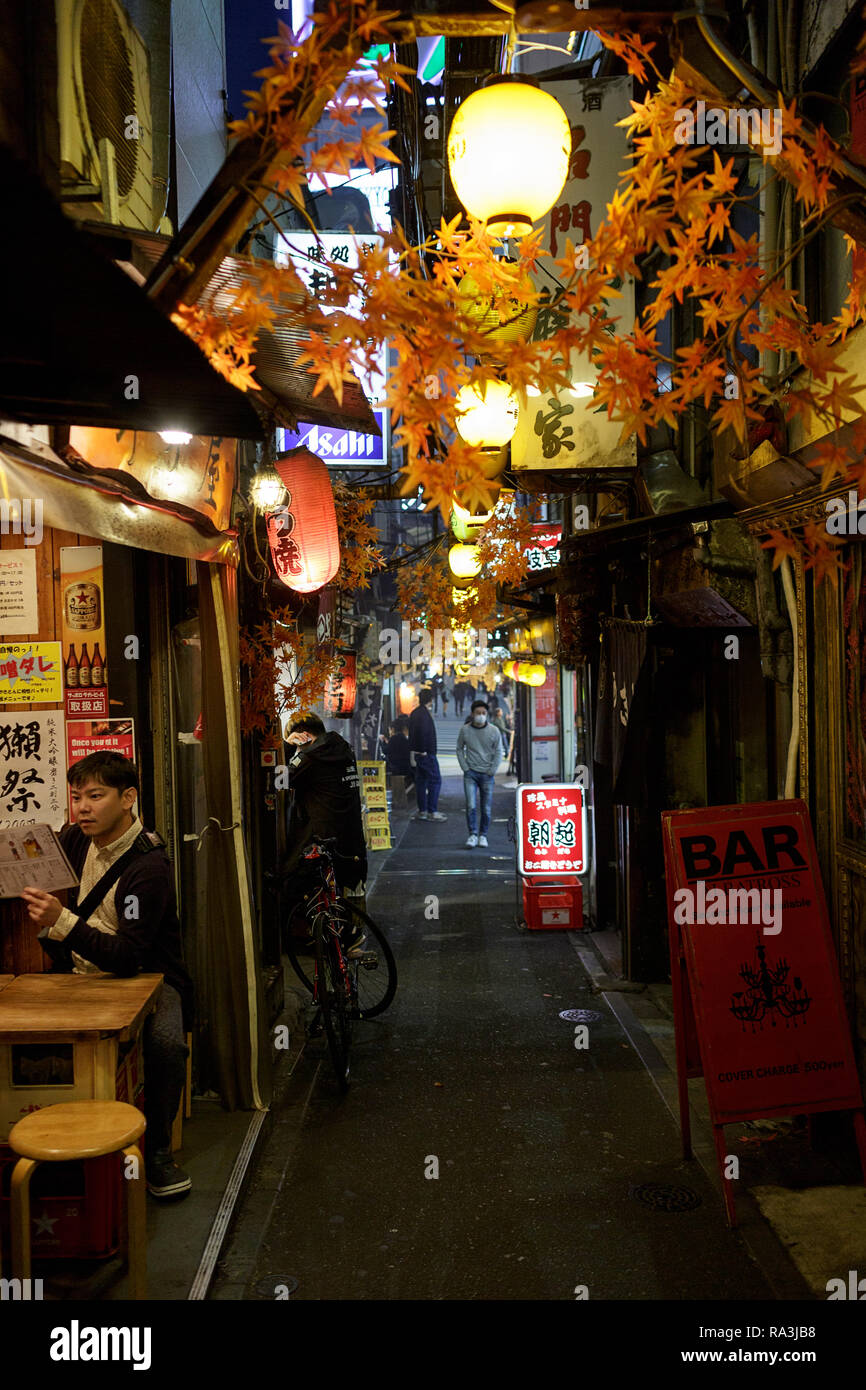 Hot and smoky Tokyo street restaurants, as locals eat and drink into the night. Japan Stock Photo
