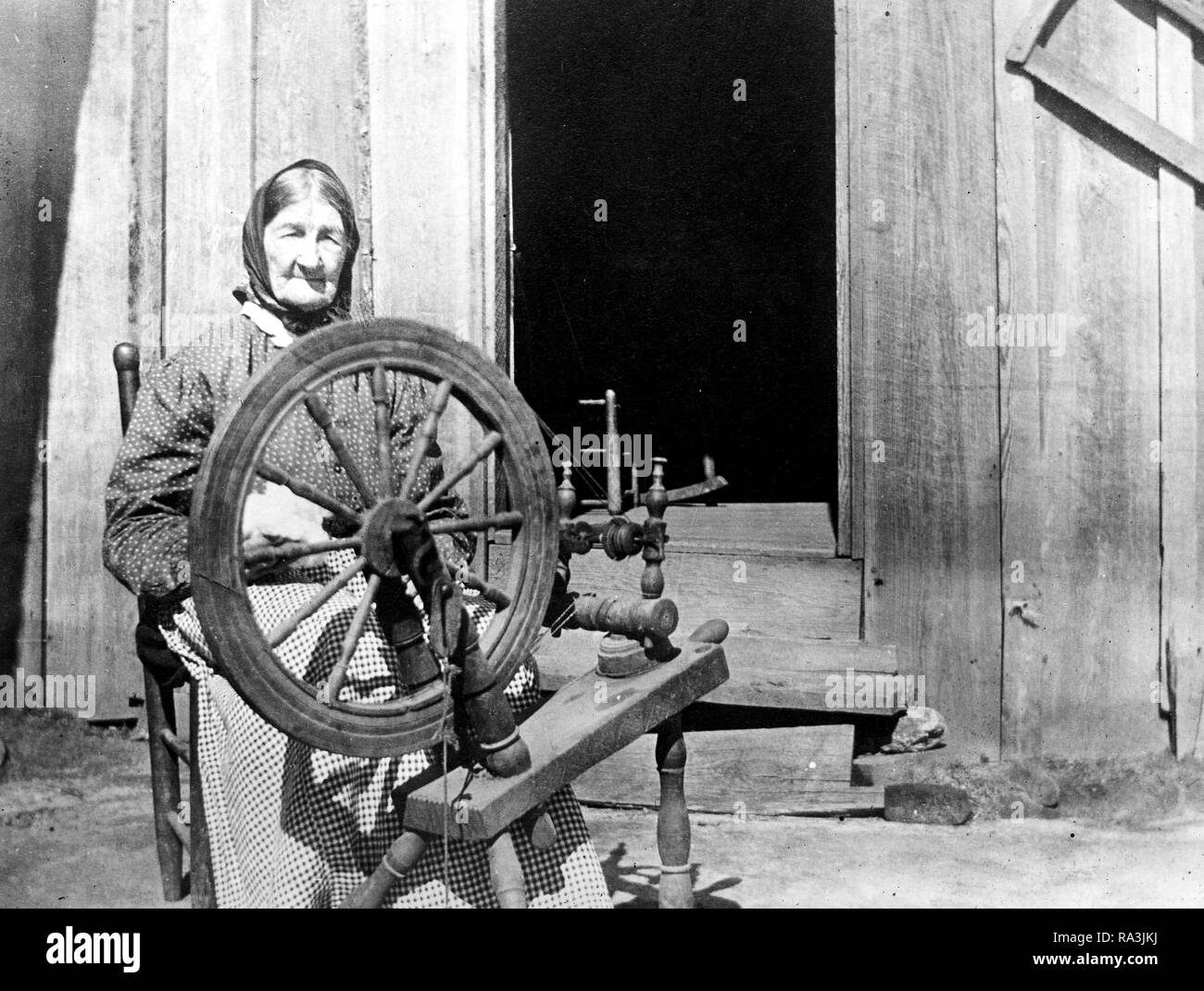 Woman sitting at spinning wheel hi-res stock photography and images - Alamy