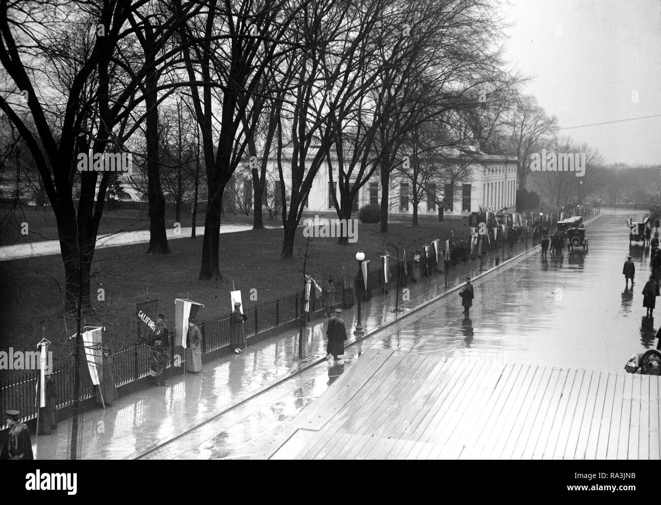 Woman suffragettes picketing at the White House ca. 1917 Stock Photo
