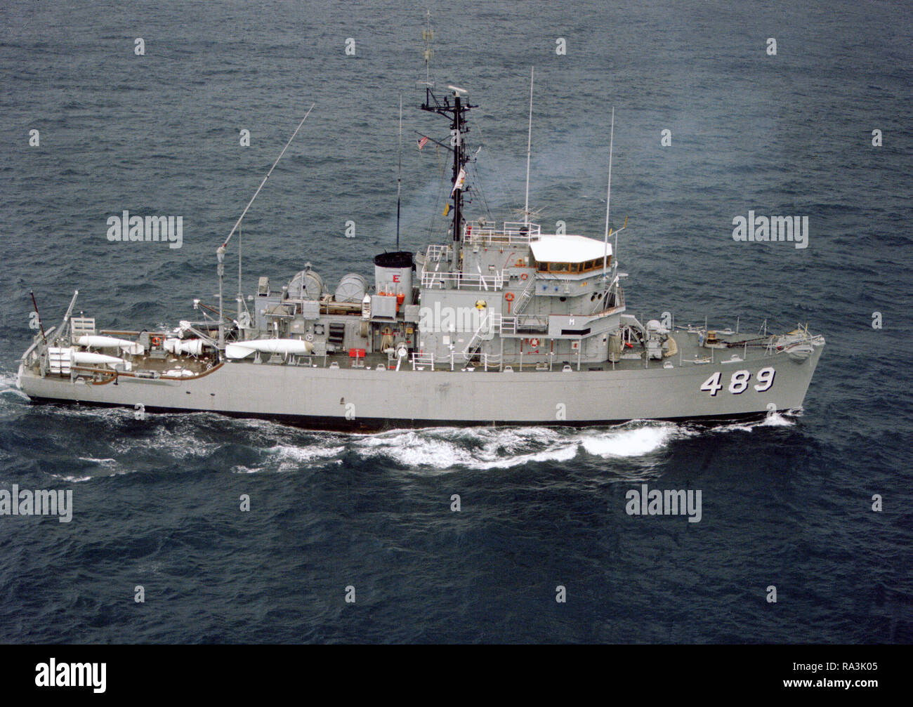 1978 - Aerial starboard beam view of the naval reserve force mine warfare training ship USS GALLANT (MSO-489) underway. Stock Photo