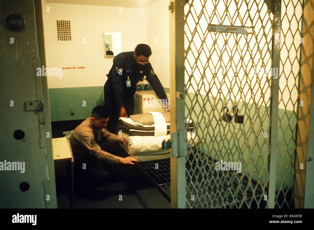 1977 - A soldier and Marine inspect a 6-foot cell at the U.S. Disciplinary Barracks at Fort Leavenworth Stock Photo