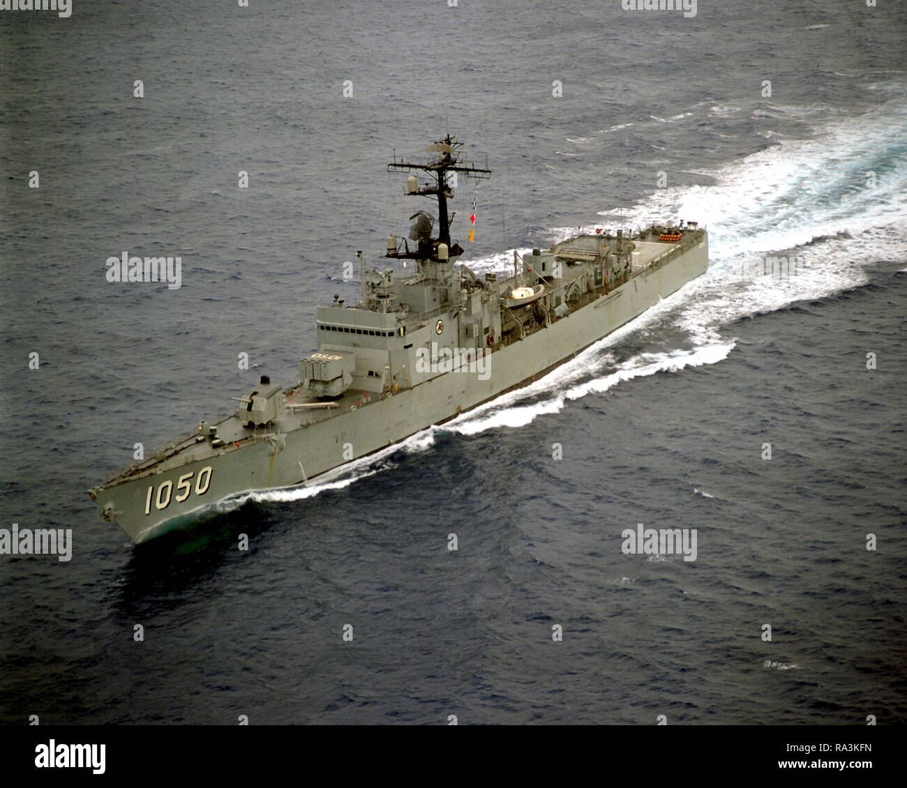 File:USS Ouellet (FF-1077) and USS Whipple (FF-1062) at Pearl Harbor in  1984.JPEG - Wikimedia Commons