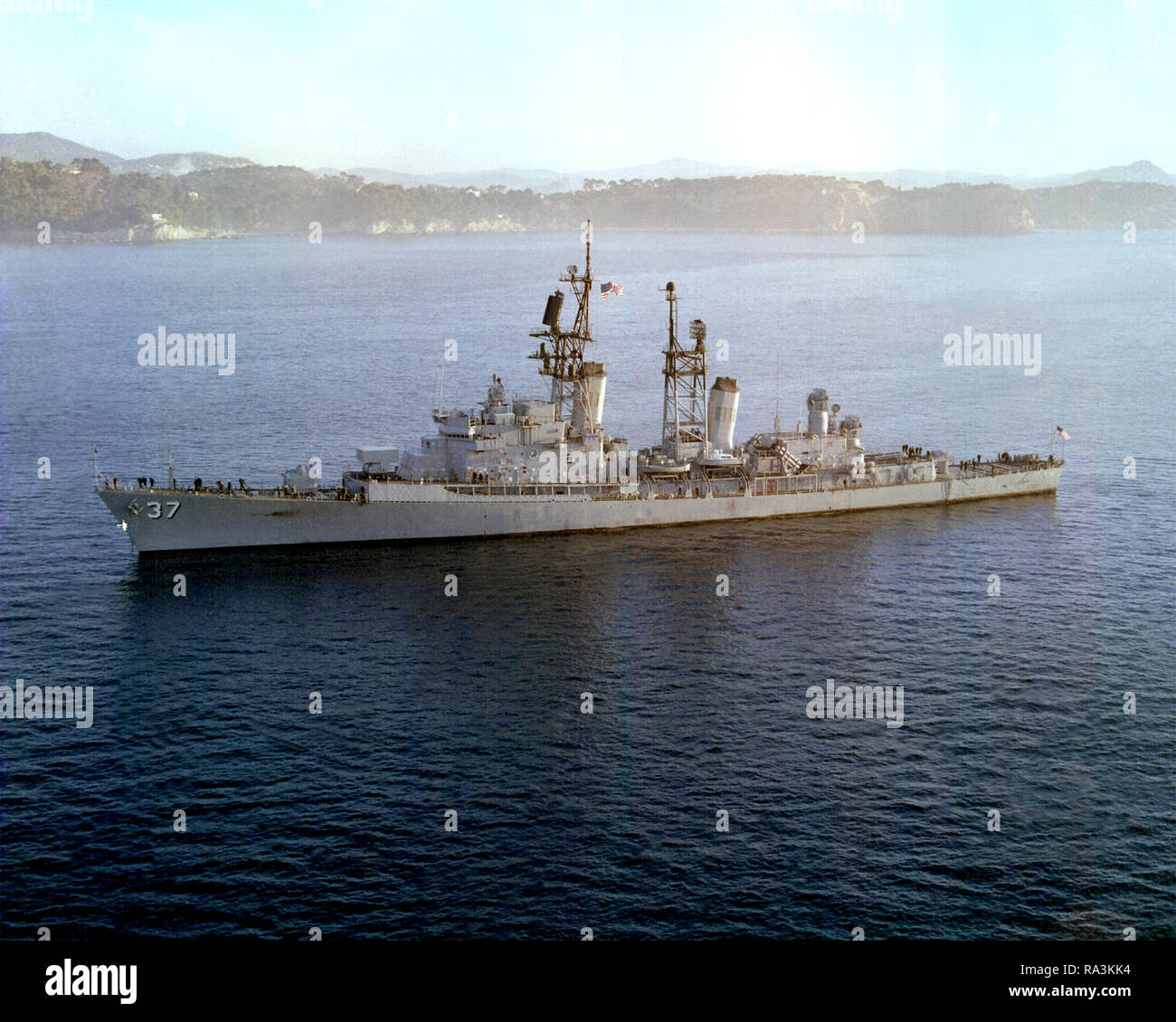 1979 - A port view of the guided missile destroyer USS FARRAGUT (DDG-37 ...