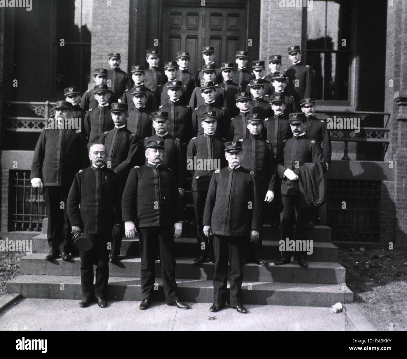 Faculty and [class?] of student officers, Army Medical School, Session ...