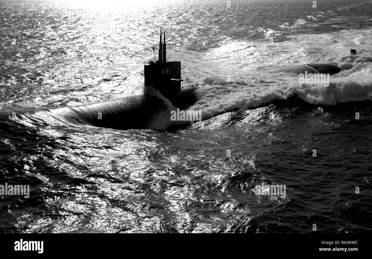 1977 - Aerial port bow view of the nuclear-powered attack submarine USS MEMPHIS (SSN-691) underway. Stock Photo