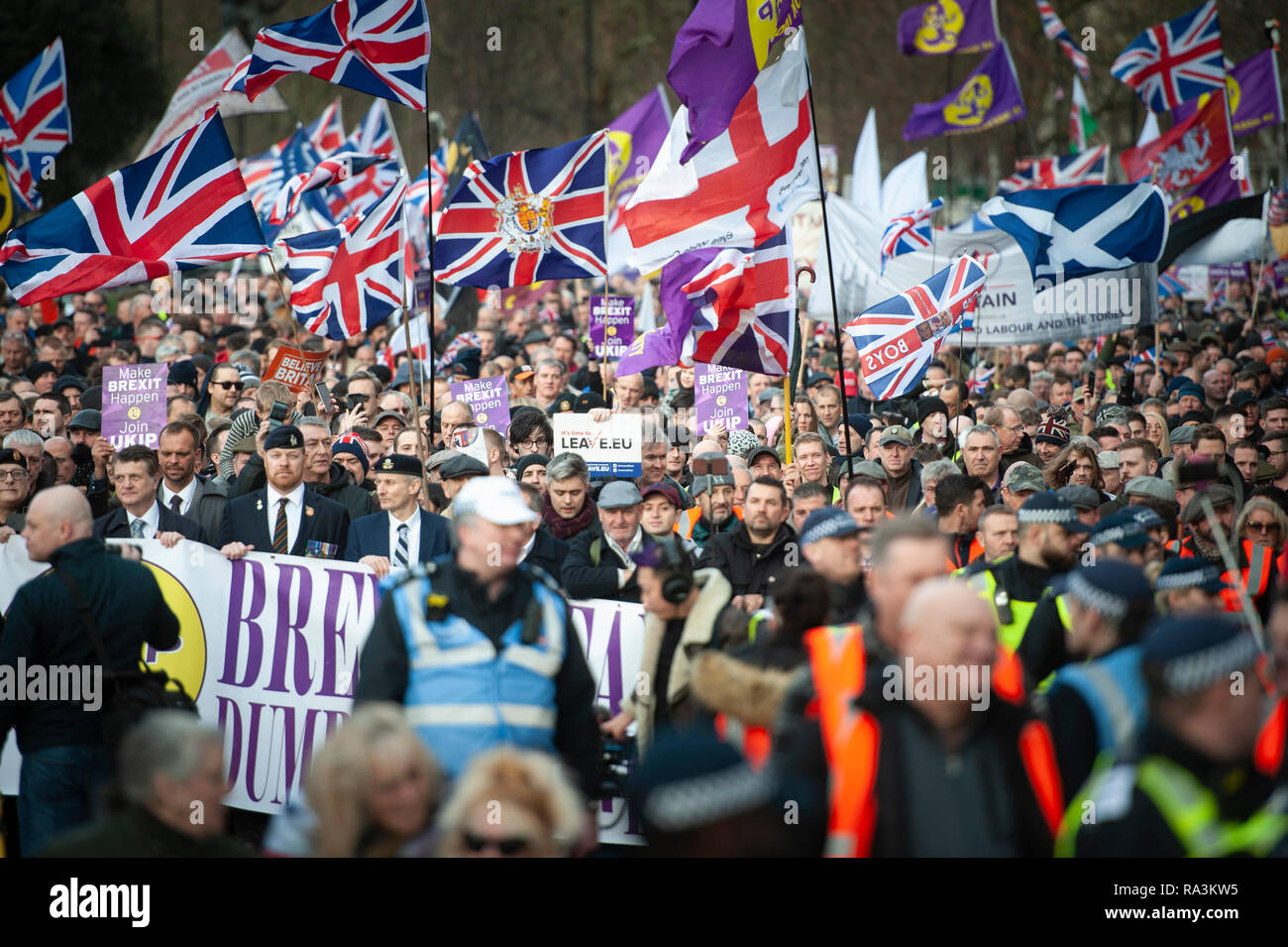 London, UK. 9th December 2018.  English Defence League founder Tommy Robinson heads a 'Brexit Betrayal' march, organised by UKIP. A counter-protest ag Stock Photo