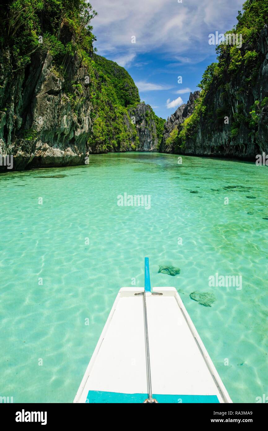Front of an outrigger boat in the crystal clear water in the Bacuit archipelago, Palawan, Philippines Stock Photo