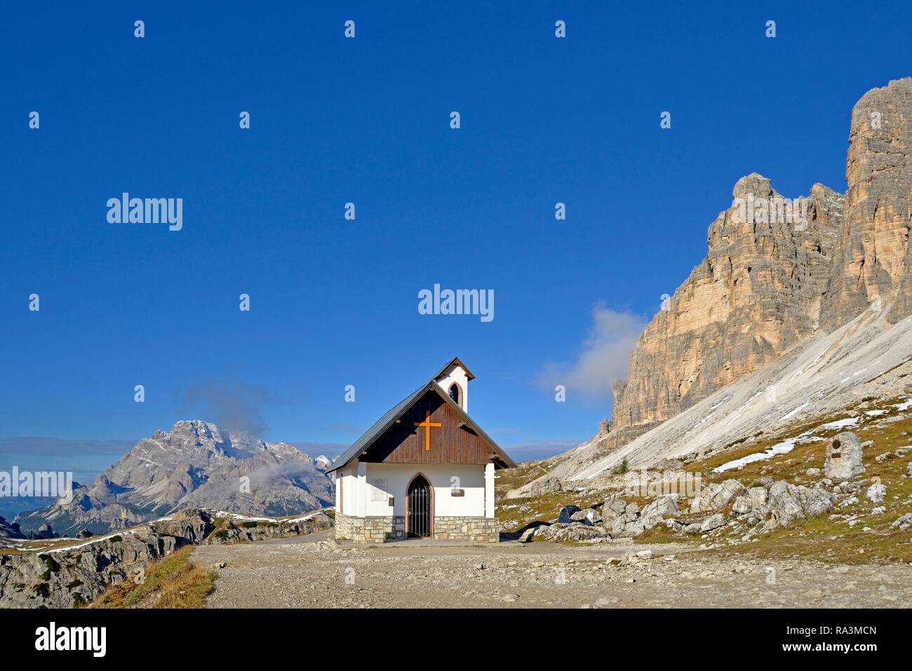 Chapel Cappella degli Alpini, on the right a memorial stone for the first ascent of the Große Zinne Stock Photo