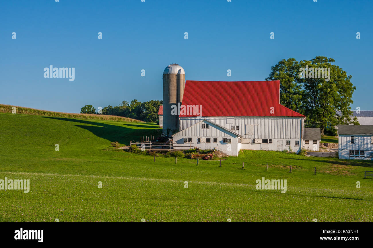Red barns with green roof hires stock photography and images Alamy
