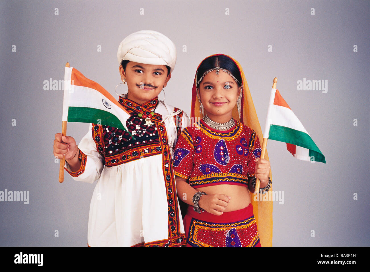VDA1091 MR498(BOY), MR497(GIRL) GUJARATI COUPLE WEARING TRADITIONAL