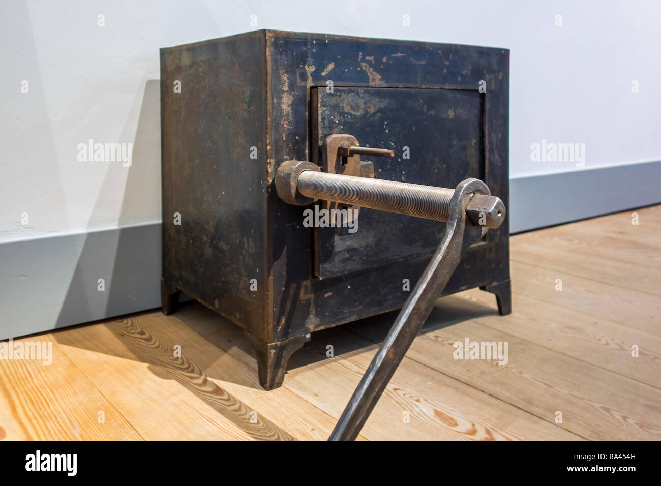 Jackscrew / screw jack used by burglar to open safe / strongbox