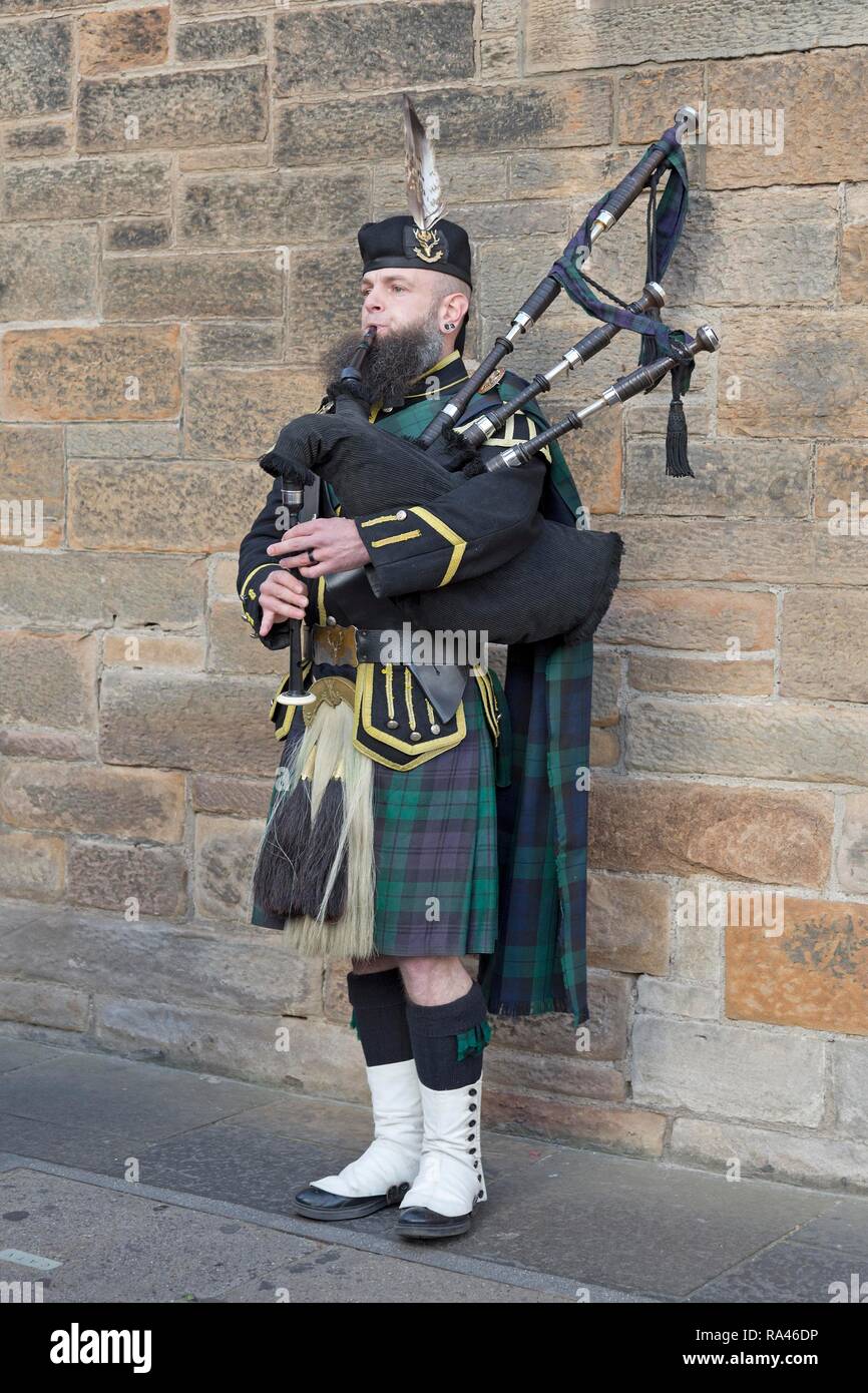 Bagpipe edinburgh castle hires stock photography and images Alamy