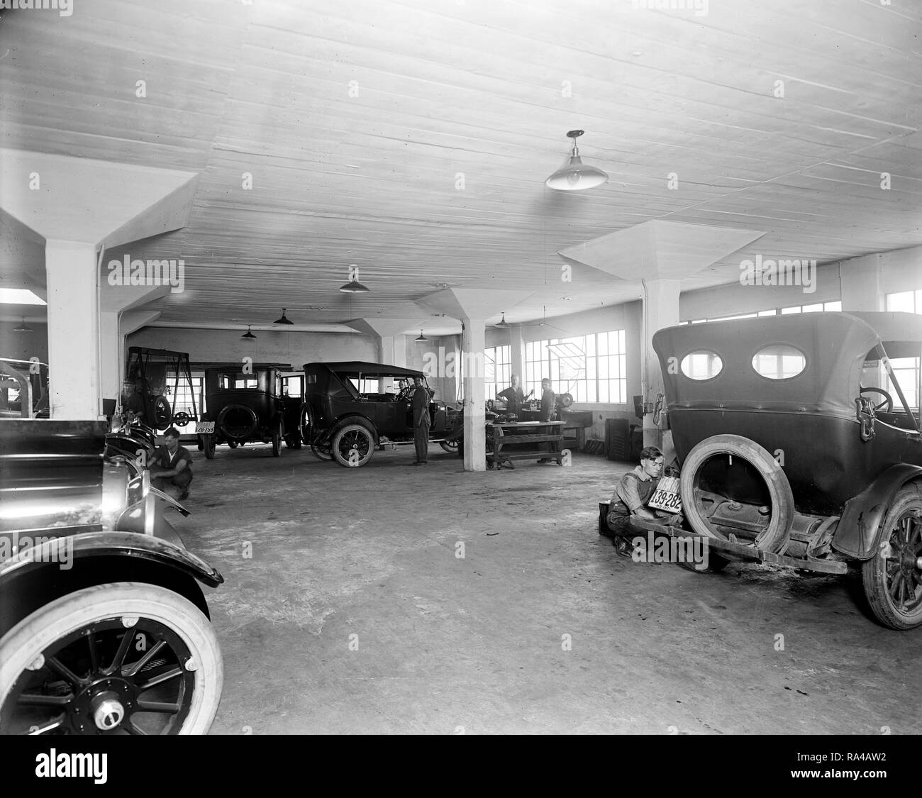 Oakland Automobile dealership garage and mechanics ca. early 1900s