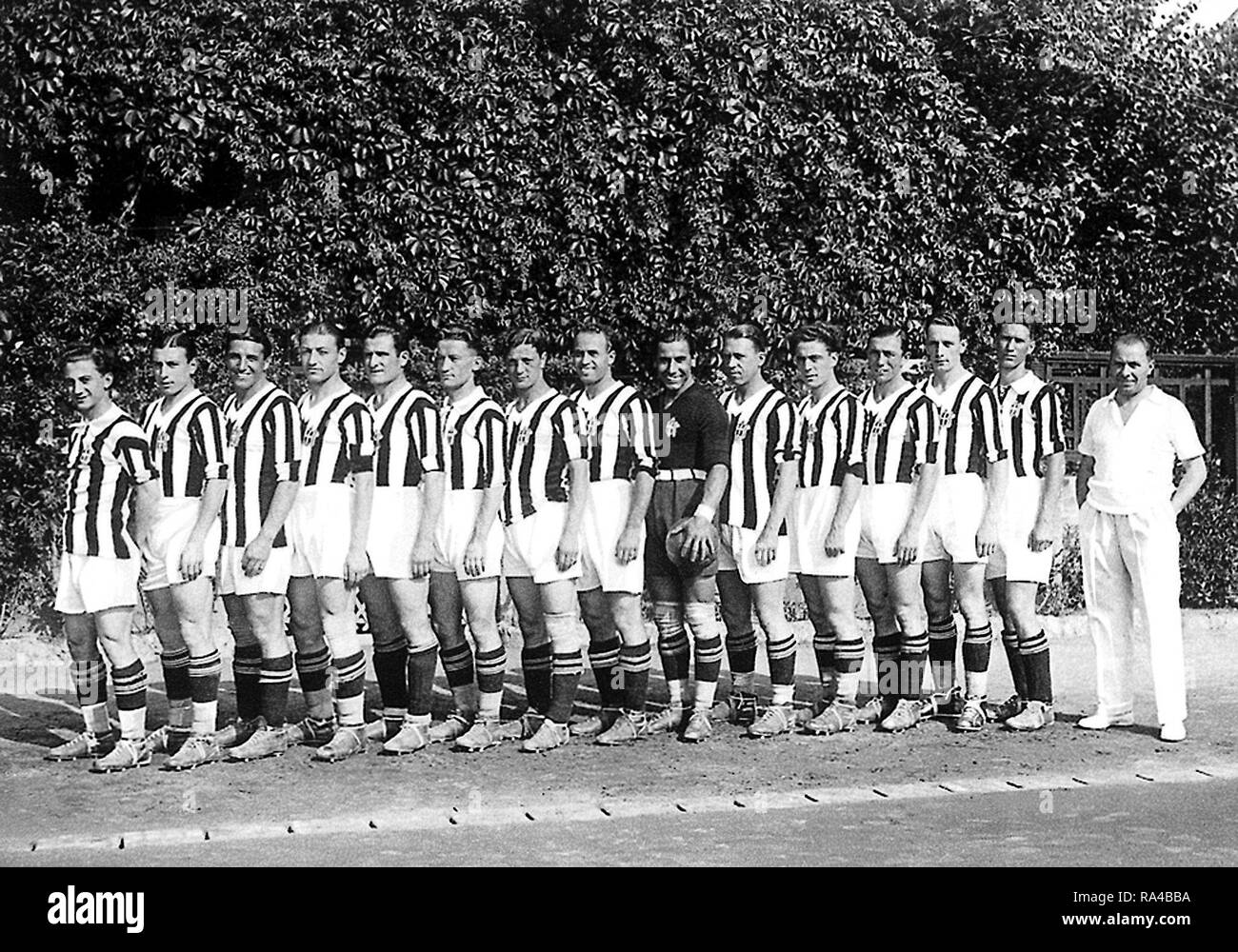 1931 1932 Juventus Season 1931 32 From Left P Sernagiotto Ministrinho R Orsi G Vecchina U Caligaris L Monti M Ferrero R Cesarini G Ferrari G Combi V Rosetta Captain F Munerati M Varlien 1931 1932 Juventus Season 1931 32 From Left P Sernagiotto Ministrinho R Orsi G Vecchina U Caligaris L Monti M Ferrero R Cesarini G Ferrari G Combi V Rosetta Captain F Munerati M Varlien