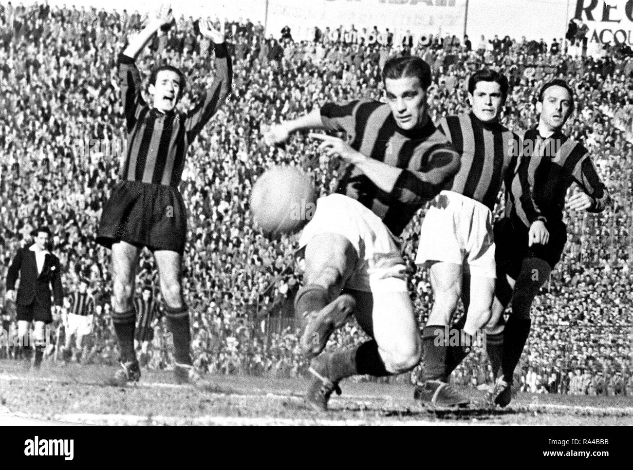 Milan, San Siro stadium, 25 March 1951. Rossonero Gunnar Nordahl (center) scored the decisive goal during the Milan derby between Inter and Milan (0-1) valid for the 29th matchday of the Italian Serie A 1950- 51. Stock Photo