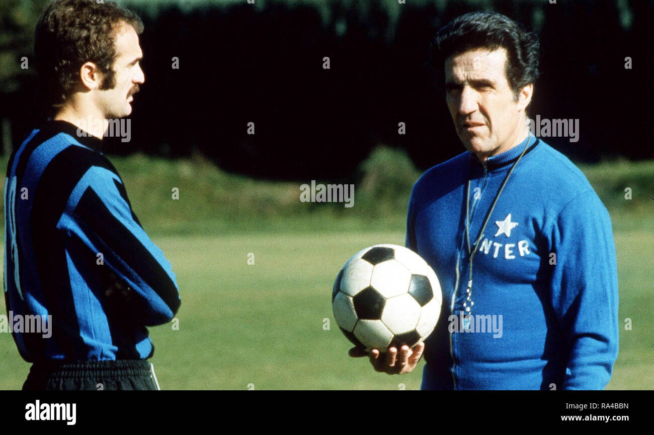 'La Pinetina' Training Centre, Appiano Gentile (Como), 1973. From left to right: Italian footballer Alessandro 'Sandro' Mazzola and French-Argentine football manager Helenio Herrera in training with Inter Milan in the 1973–74 season. Stock Photo