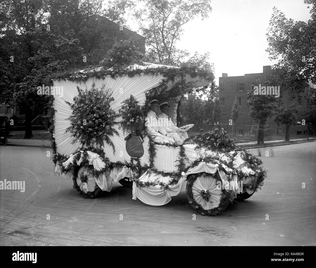 Gude Florists parade float ca. early 1900s Stock Photo Alamy