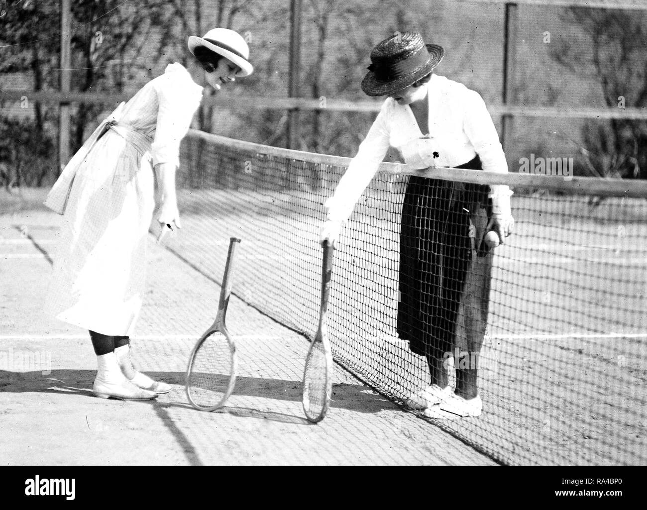 Playing tennis early 1900s hi-res stock photography and images - Alamy
