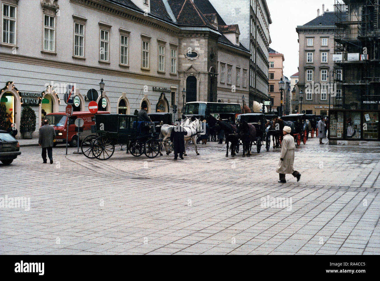 Vienna street scene 1990 hi-res stock photography and images - Alamy