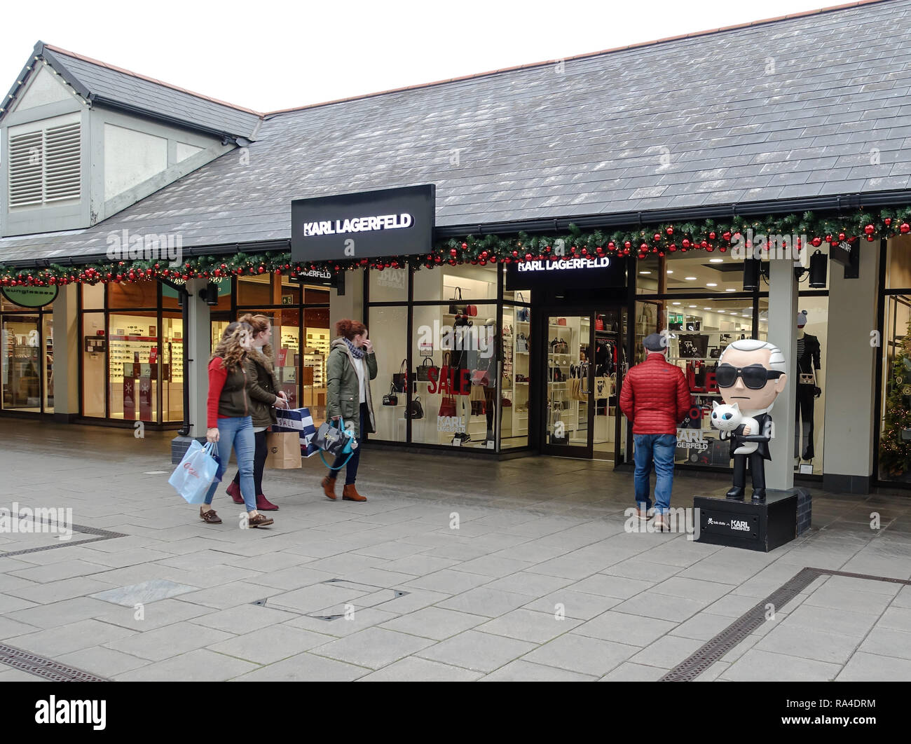 Shoppers at Cheshire Oaks Designer Retail Outlet at the January Sales on  Take-back Wednesday Stock Photo - Alamy