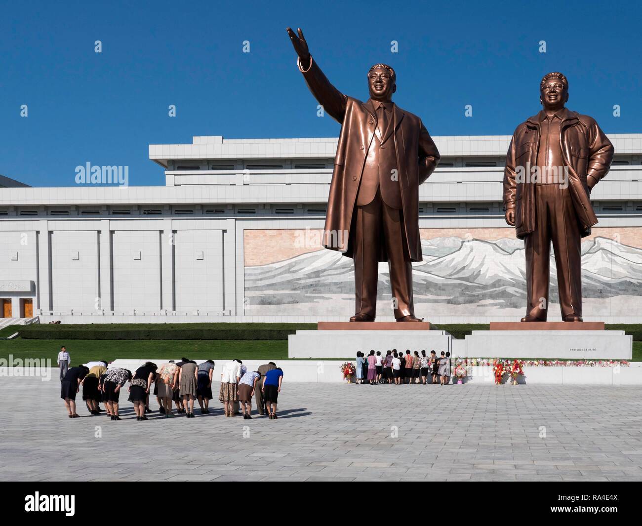 Mansudae monument with the statues of Kim Il-sung and Kim Jong-il in ...