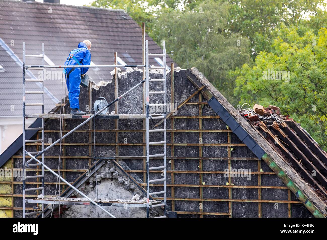 Demolition of an older residential building, here new rented flats are ...