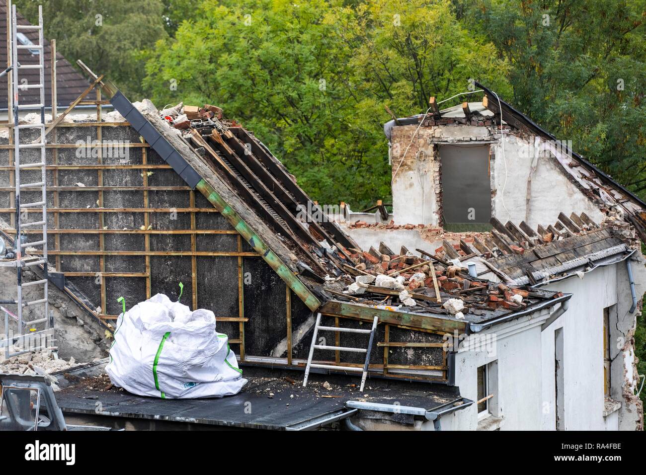 Demolition of an older residential building, here new rental apartments