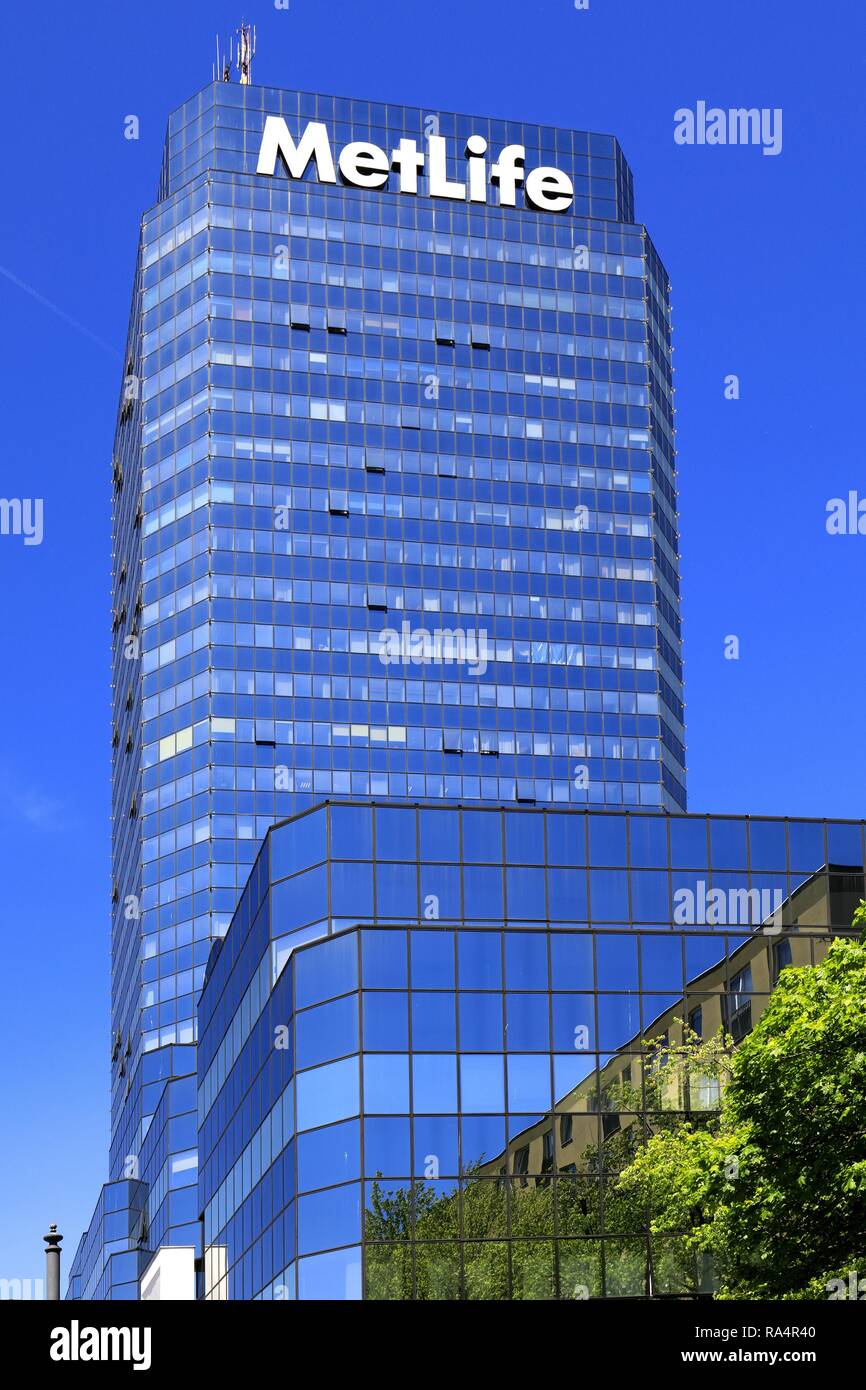 Polska - Mazowsze - Warszawa - Centrum - Blekitny Wiezowiec przy pl. Bankowym w Warszawie Poland - Mazovia - Warsaw - Center - Blue Skyscraper office building by Bank Square in downtown Warsaw Stock Photo