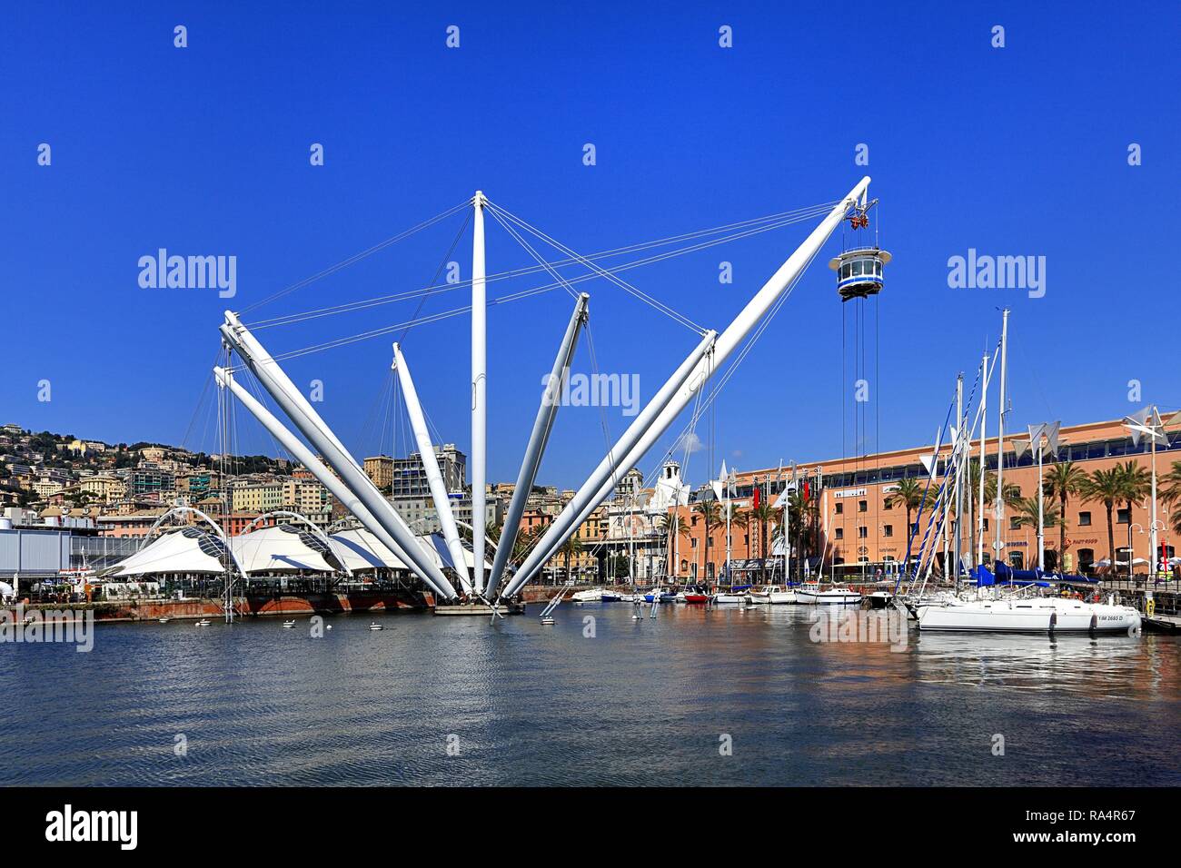 Wlochy - Liguria - Genua - port Genuanski - panorama z widokiem na miasto -  kompleks rozrywkowy Akwarium Genuanskie - winda panoramiczna Italy -  Liguria - Genoa - panoramic view on the port and city Stock Photo - Alamy