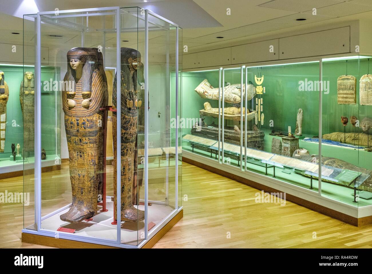 Dania - region Zealand - Kopenhaga - muzeum sztuki starozytnej Gliptoteka - sala wystawowa poswiecona eksponatom ze starozytnego Egiptu - mumie i sarkofagi egipskie Denmark - Zealand region - Copenhag Stock Photo