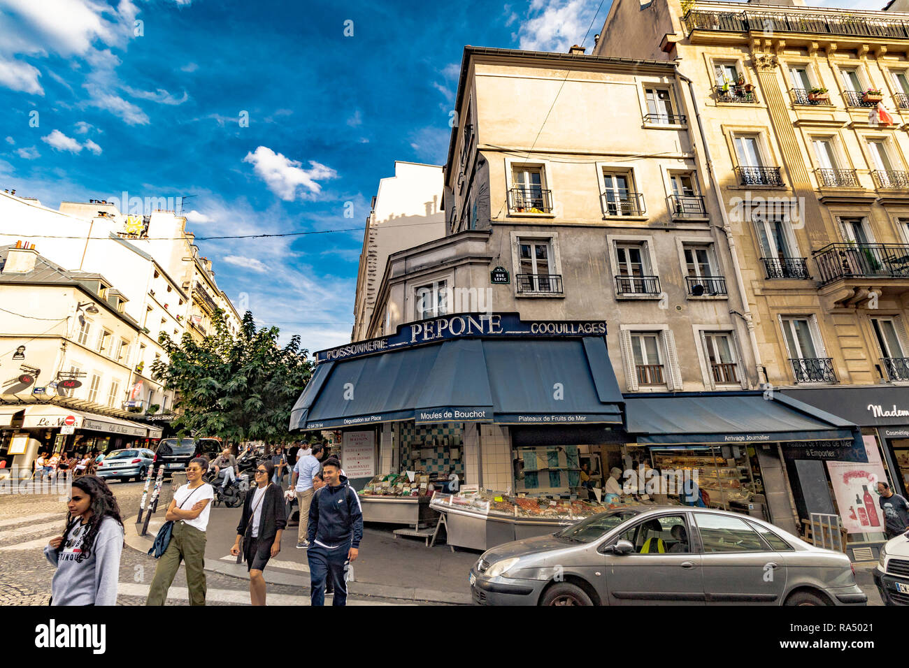 People crossing the road outside Pepone Poissonerie , a fresh fish shop on rue Lepic, Montmartre ,Paris Stock Photo