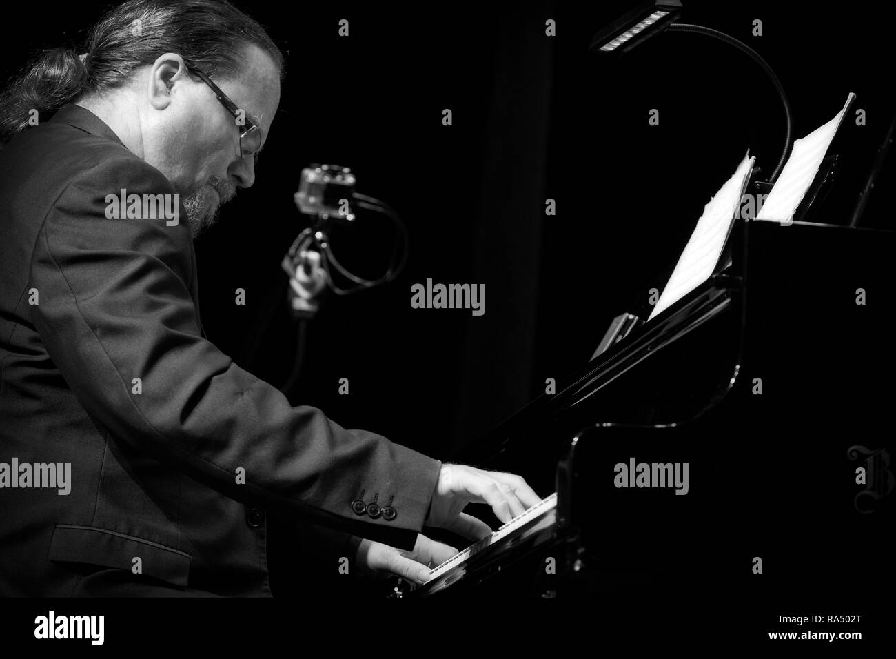 Craig Milverton soloing on Grand Piano wit 'Clarinet Maestros', Scarborough Jazz Festival 2017 Stock Photo