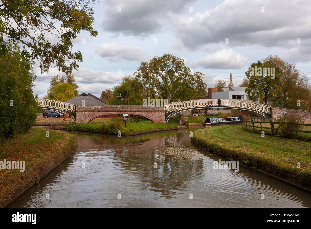 The twin bridges at Braunston Turn, Braunston, Northamptonshire, England, UK, where the Grand Union and Oxford canals join Stock Photo