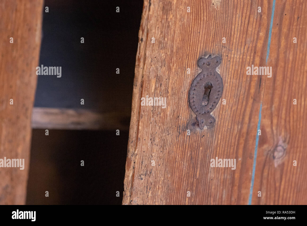 altes Bauernschränkchen ohne Schlüssel  Holzschrank zur Aufbewahrung  Schränkchen aus Holz  Bauernschrank Stock Photo