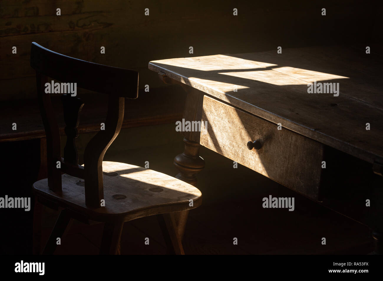 old chair and old table of a farmers dining room;alter Stuhl und alter Tisch eines Bauern Speisezimmers Stock Photo