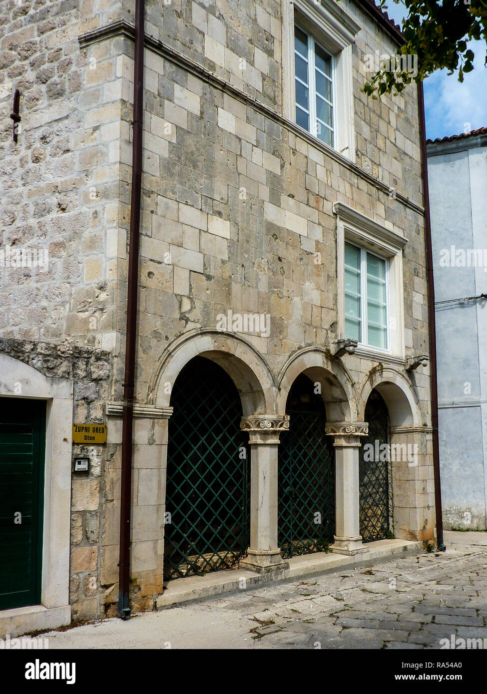 Building with ground floor arches in Ston, Croatia, home to the Lapidarium in the former Bishop's Palace Stock Photo