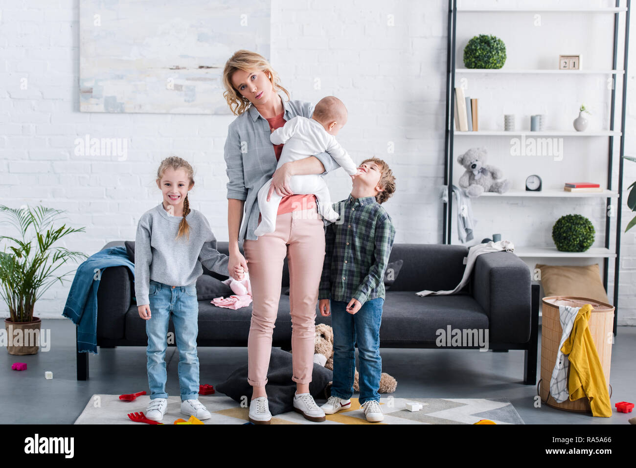 Мама с ребенком на диване. "дети и стресс". Многодетная мама у психолога. Мама готовит с детьми усталость картинка. Домохозяйка с детьми.