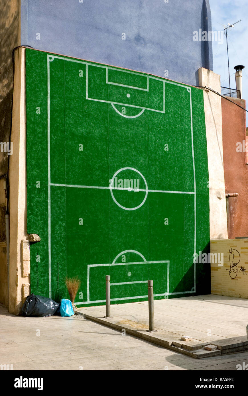 Football street art hi-res stock photography and images - Alamy