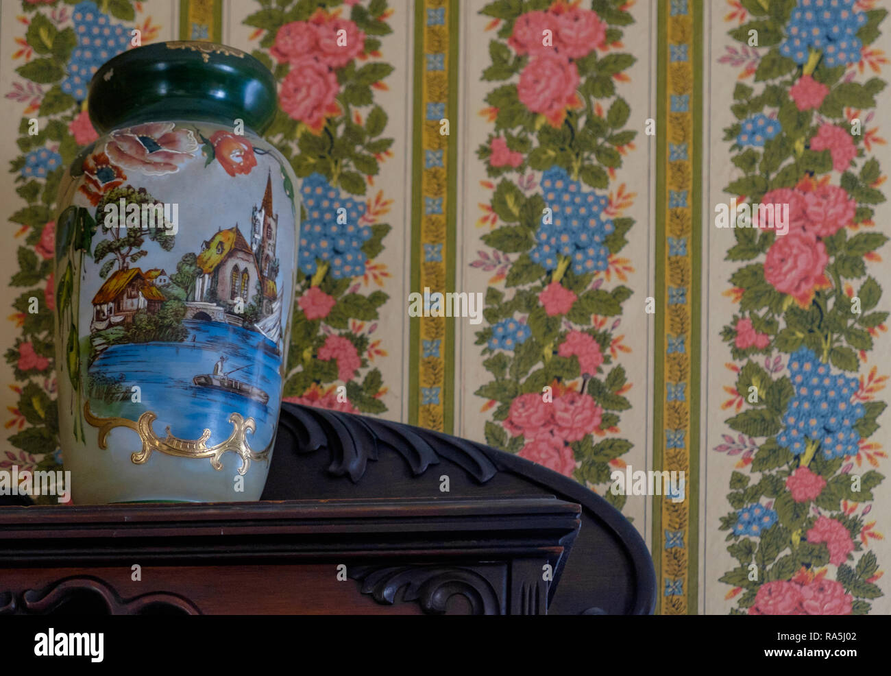Antique decorative flower vase & pink & blue vintage floral wall paper. Interior of old Texan home, Chestnut Square, Historic Village, McKinney Texas. Stock Photo