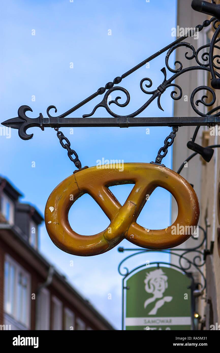Pretzel, hanging shop sign of a bakery, Lüneburg, Lower Saxony, Germany