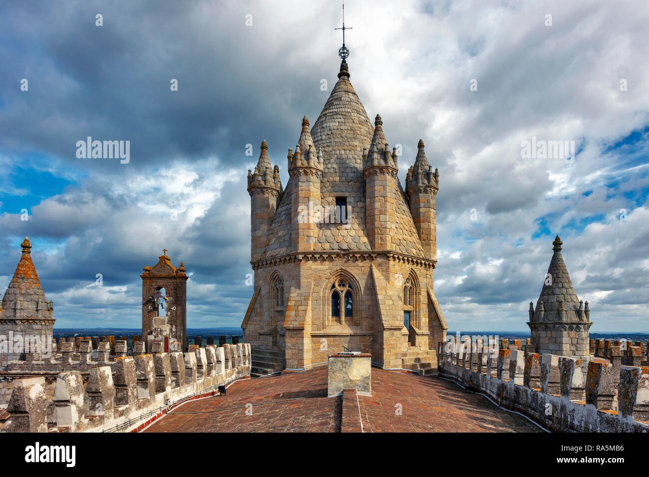 Tower of the Cathedral Basílica Sé de Nossa Senhora da Assunção, UNESCO World Heritage Site, Évora, Alentejo, Portugal Stock Photo