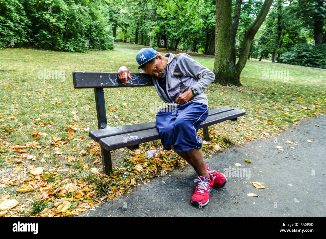 Elderly man in park hi-res stock photography and images - Alamy