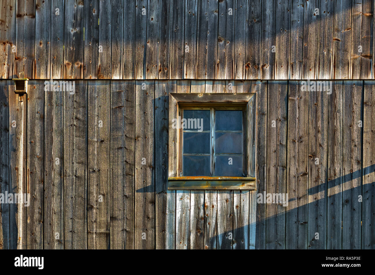 Hauswand aus Holz mit Fenster Stock Photo