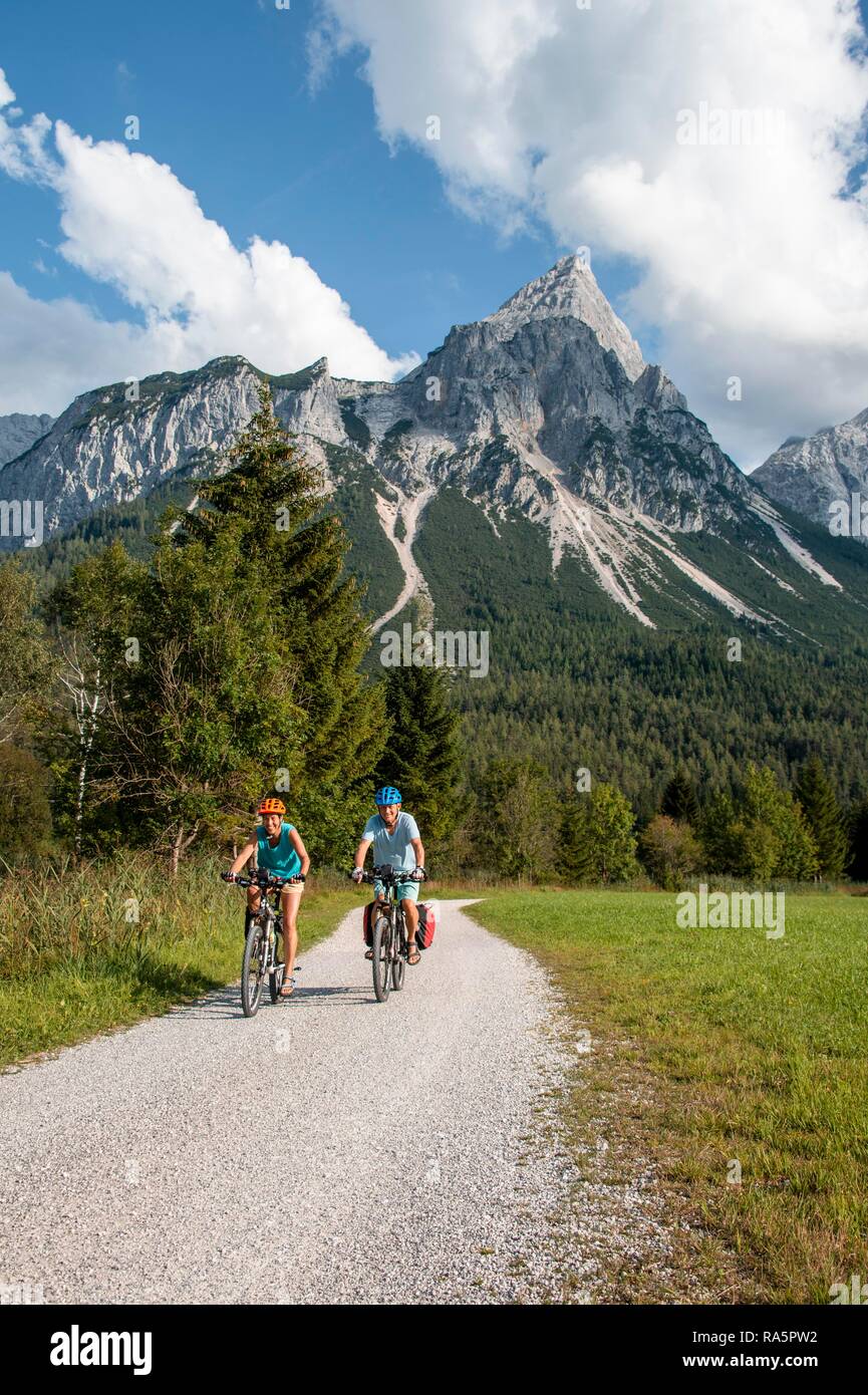 Cyclist with mountain bikes, on the Via Claudia Augusta cycle path, crossing the Alps, Sonnenspitze at the back Stock Photo
