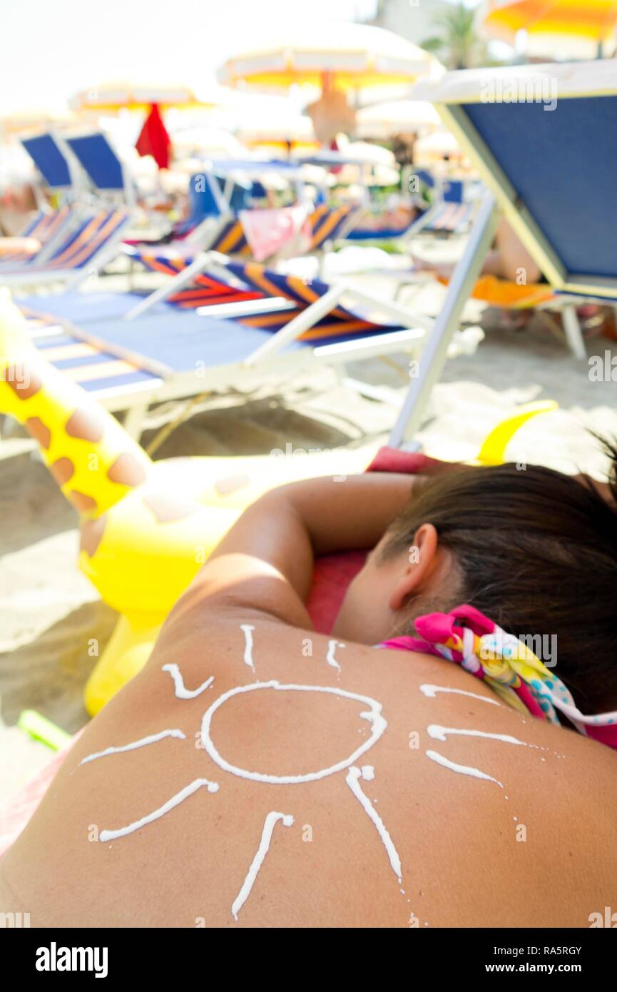 Symbol picture, Woman sunbathing, sun cream, skin protection, Giardini, Naxos, Sicily, Italy Stock Photo