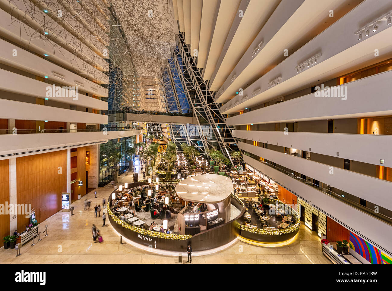 Singapore. Marina Bay Sands, huge hotel complex with 2.560 rooms, a casino  and a museum, facing Marina Bay. Here, the Louis Vuitton boutique at the bo  Stock Photo - Alamy