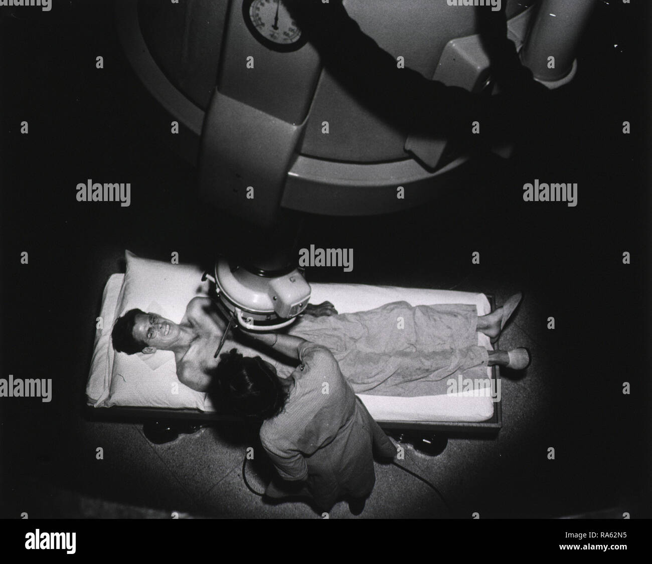 X ray machine 1940s hi-res stock photography and images - Alamy