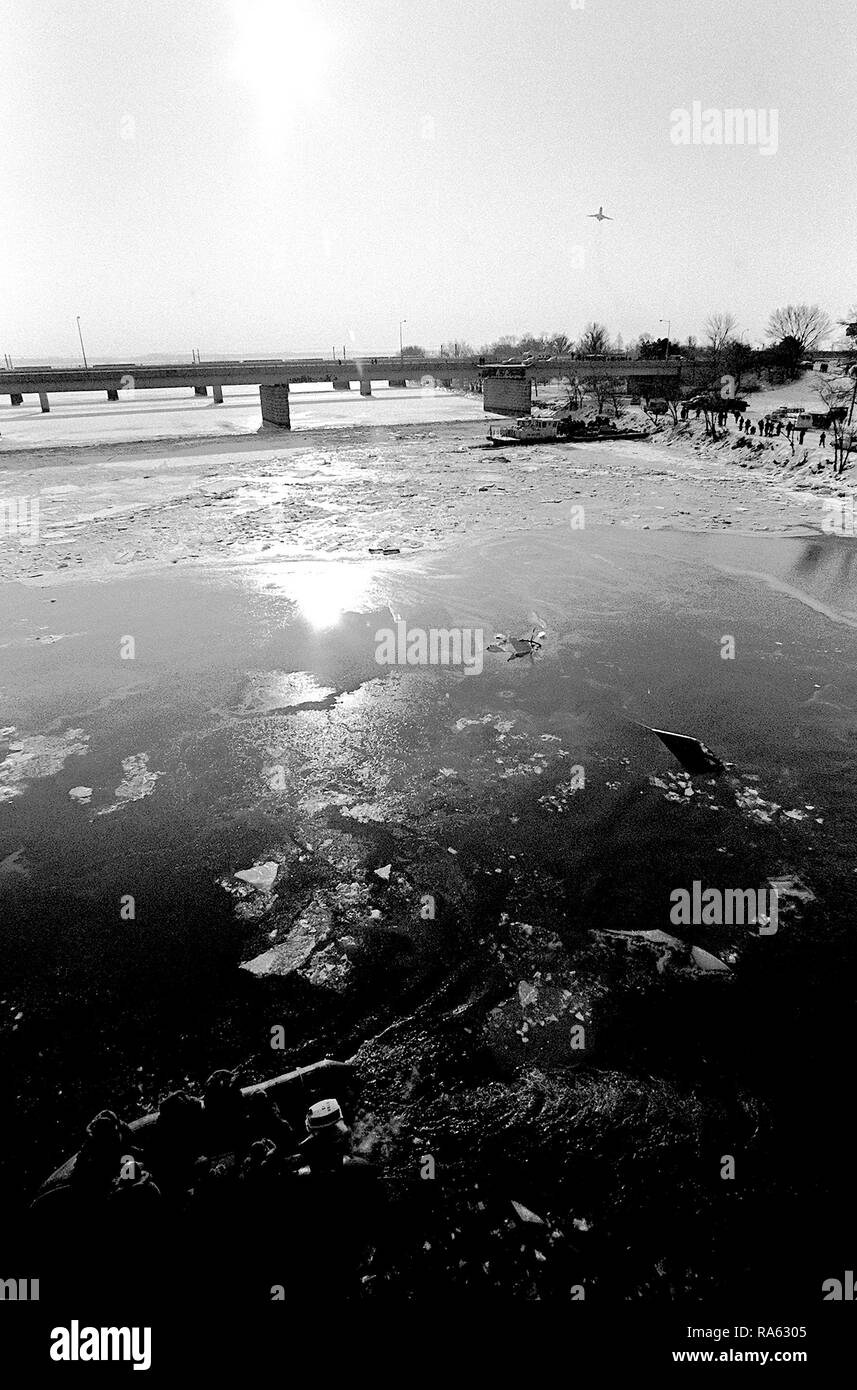 1982 - A view of the icy river as Navy divers operate from the bank to recover victims and wreckage from Flight 90, the Air Florida Boeing 737 that crashed into Rochambeau Bridge (14th Street). Stock Photo